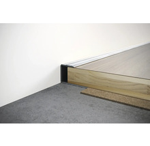 Vue détaillée d'un bord d'escalier avec stratifié, isolation et profilé de transition