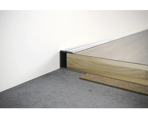 Vue détaillée d'un bord d'escalier avec stratifié, isolation et profilé de transition