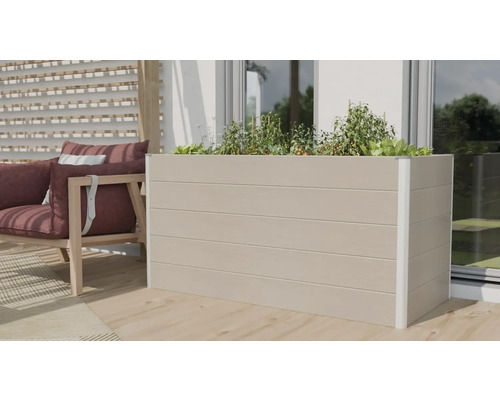 Hochbeet aus Holzverbundstoff mit Pflanzen auf einer Terrasse