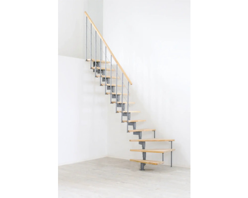 Holztreppe mit Metallgeländer im hellen Raum Holztreppe mit Metallgeländer im hellen Raum