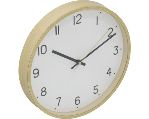 Wanduhr mit hellem Holzrahmen und Zifferblatt
