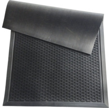 Schwarze Gummimatte mit Drainagelöchern und gerippter Oberfläche