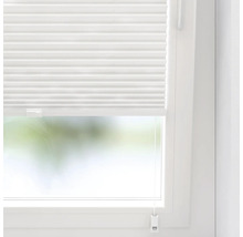 Store plissé blanc sur la fenêtre pour le contrôle de la lumière