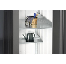 Innenansicht eines Geräteschranks mit Regalen, auf denen eine Gießkanne, Gartenhandschuhe und Gartengeräte platziert sind