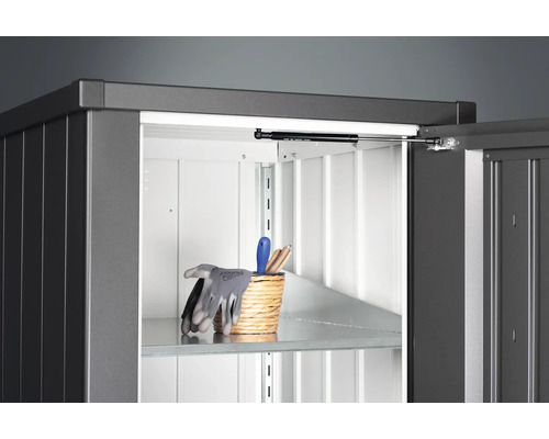 Geöffneter Geräteschrank mit Regalboden und Gartengeräten