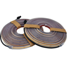 Zwei Rollen LED-Streifen mit Anschlusskabel.