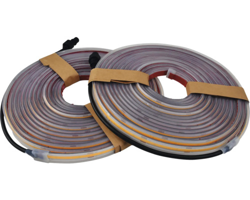 Zwei Rollen LED-Streifen mit Anschlusskabel.