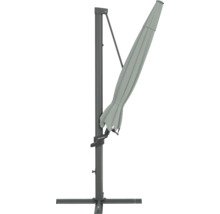 Parasol gris avec mât latéral en position fermée.