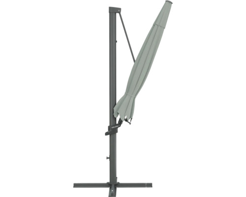 Parasol gris avec mât latéral en position fermée.