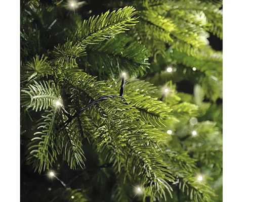 Nahaufnahme eines Weihnachtsbaums mit Lichterkette