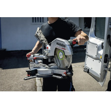 Metabo Kappsäge und Gehrungssäge wird von einer Person transportiert