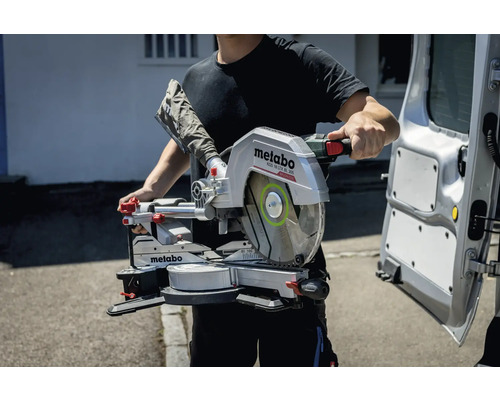 Metabo Kappsäge und Gehrungssäge wird von einer Person transportiert