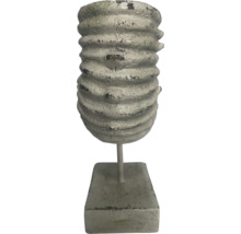 Dekorationsobjekt in Form einer Gewindespindel auf einem Sockel