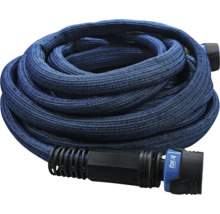 Aufgerollter Gartenschlauch mit Kupplungen