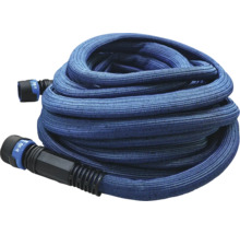 Aufgewickelter Gartenschlauch mit Anschlussstücken