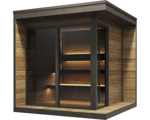 Moderne Außensauna aus Holz mit großer Glasfront, Flachdach und integrierter Innenbeleuchtung auf den Holzbänken.