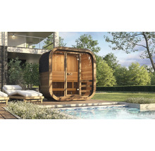Moderne Fasssauna aus Holz mit Glasfront auf einer Holzterrasse an einem Pool in einem hellen, weitläufigen Garten.