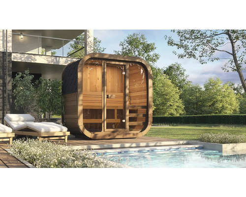 Moderne Fasssauna aus Holz mit Glasfront auf einer Holzterrasse an einem Pool in einem hellen, weitläufigen Garten.
