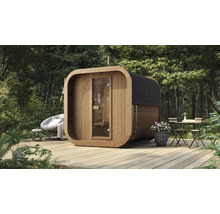 Moderne Fasssauna aus Holz mit abgerundeten Ecken, Glastür und schwarzem Dach auf einer Holzterrasse im Garten.