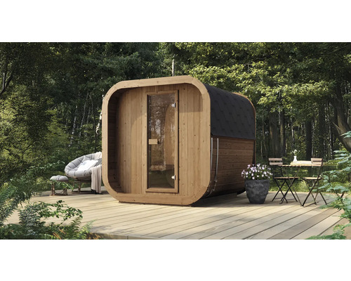 Moderne Fasssauna aus Holz mit abgerundeten Ecken, Glastür und schwarzem Dach auf einer Holzterrasse im Garten.