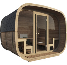 Moderne Fasssauna aus hellem Holz mit Glasfront, dunklem Schindeldach und Innenausstattung mit Holzbänken und Saunaofen.