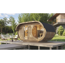 Moderne ovale Fasssauna aus Holz mit rundem Panoramafenster und Glastür auf einer Holzterrasse an einem See im Garten.