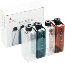 Plusieurs récipients doseurs en plastique avec échelle de mesure et logo Chihiros Aquatic Studio