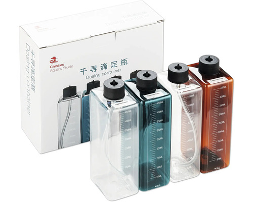 Plusieurs récipients doseurs en plastique avec échelle de mesure et logo Chihiros Aquatic Studio