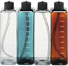 Quatre bouteilles d'eau réutilisables en plastique avec échelle de mesure et paille