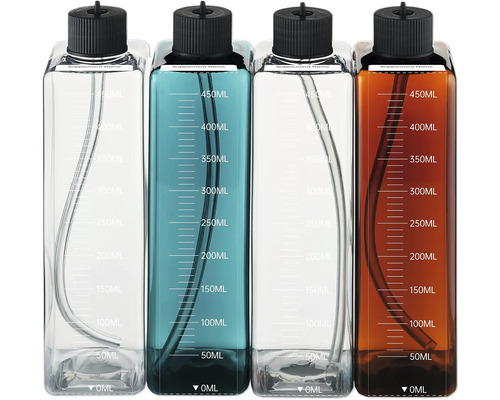 Quatre bouteilles d'eau réutilisables en plastique avec échelle de mesure et paille