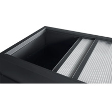 Detailansicht eines Hochbeets mit Bewässerungssystem.