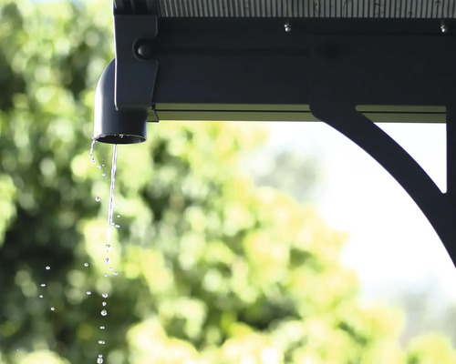 Wasser fließt aus dem Ablaufrohr eines Pavillons