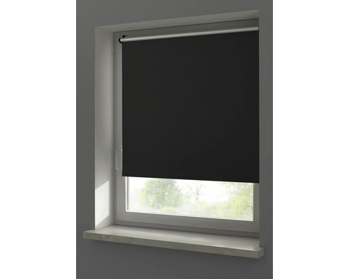 Ansicht eines Fensters mit einem schwarzen Rollo.