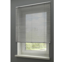 Store vénitien gris devant la fenêtre