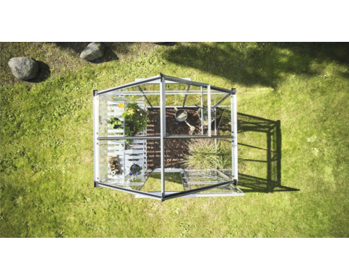 Draufsicht Gewächshaus im Garten mit Pflanzen und Gartengeräten