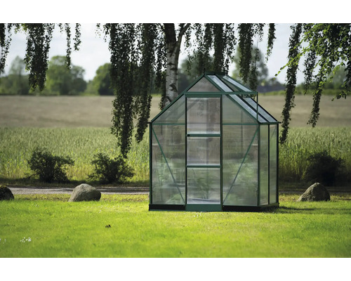 Gewächshaus aus Glas im Garten