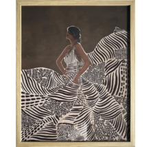 Image encadrée avec une femme en robe rayée