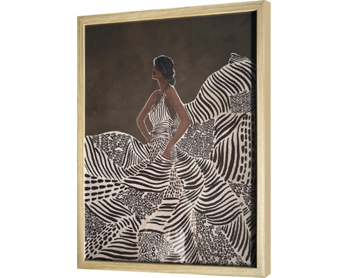 Image encadrée d'une femme portant une robe à motifs