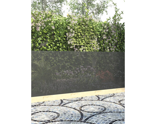 Panneau d'intimité dans le jardin avec des plantes et un sol en mosaïque