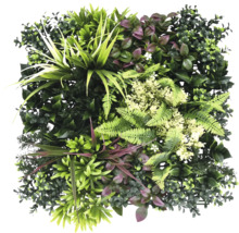 Kunstpflanzenwand mit verschiedenen künstlichen Pflanzen