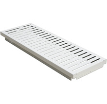 Aufsicht auf eine Entwässerungsrinne mit Gitterrost