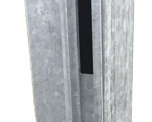 Detailansicht eines Metallpfostens mit Schlitz
