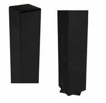 Deux poteaux de clôture noirs en béton