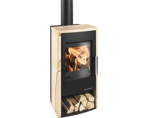 Poêle à bois avec compartiment à bois et feu dans le foyer