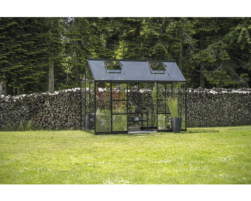 Serre avec verre et cadre métallique dans le jardin