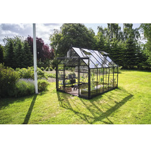 Serre de jardin avec fenêtres ouvertes et plantes sur une étagère.