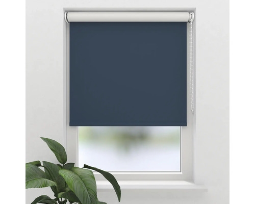 Blauer Rollo vor einem Fenster