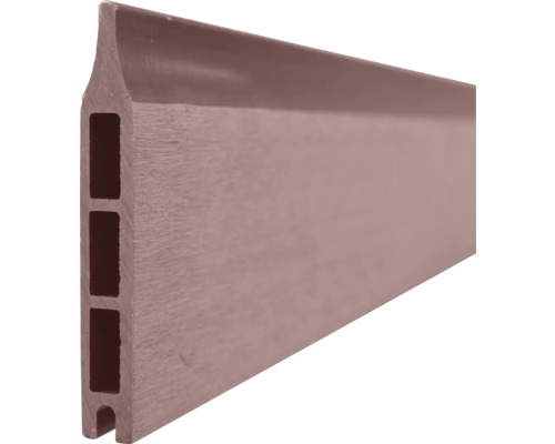 Plinthe en plastique avec profilé à chambre creuse