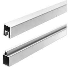 Gros plan sur deux tubes carrés métalliques.