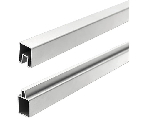 Gros plan sur deux tubes carrés métalliques.